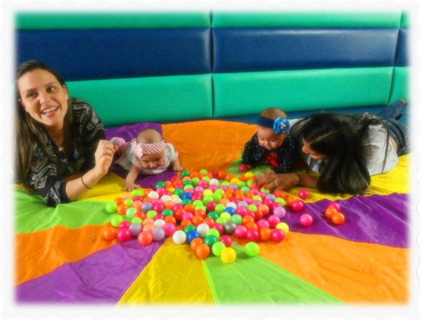 Mamás con bebes sobre tela con pelotas