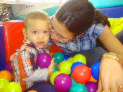 Niño estimulando sentidos sociocognitivos