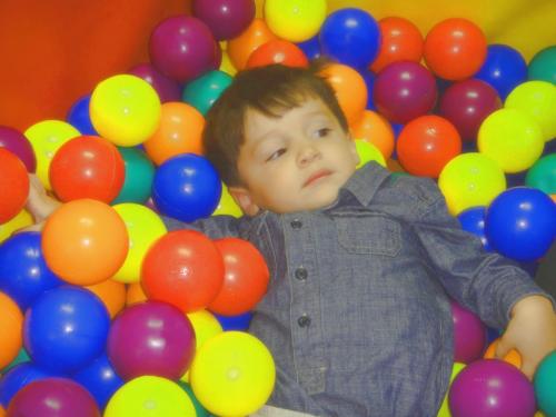Niño Sensorial con pelotas de colores