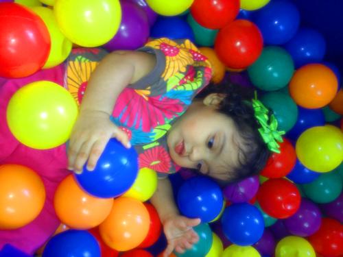 Niña Sensorial con pelotas de colores
