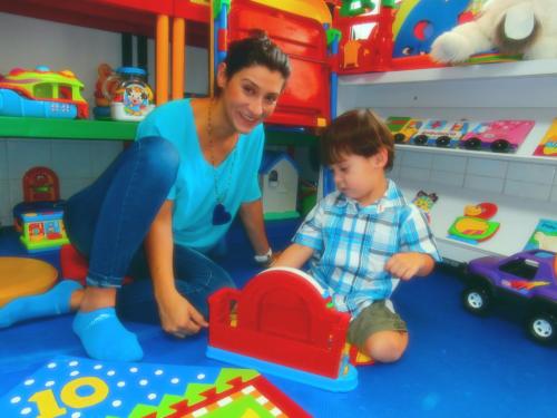 Mamá con niño con juego didáctico